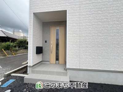 【玄関】 | CRADLEGARDEN筑西市二木成第2　3号棟 | 玄関周りは家の顔！スタイリッシュな玄関が特徴です！
