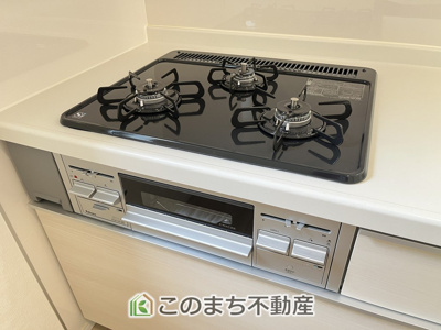 【キッチン】 | CRADLEGARDEN筑西市二木成第2　3号棟 | 三ツ口コンロ採用で、同時調理もスムーズ◎！
