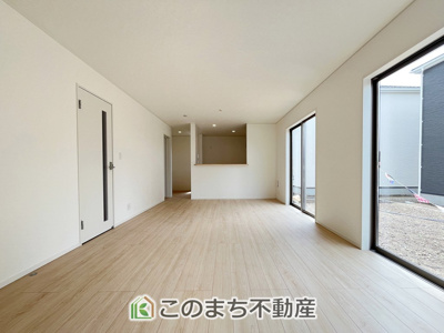 【居間・リビング】 | CRADLEGARDEN筑西市二木成第2　3号棟 | 南側から暖かな日差しが差し込みます♪キッチンからリビングの様子がよく見渡せます☆
