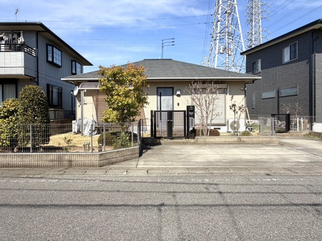 【中古戸建】高崎市東貝沢町3丁目の外観|■外観｜外壁のアクセントカラーがシックな外観です。シンプルなデザインでありながらも「個性」を損なわず、お客様一人ひとりの暮らし方にフィットします。