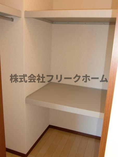 三鷹市上連雀８丁目のアパートの収納