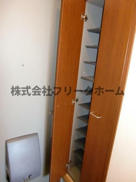 三鷹市上連雀８丁目のアパートの玄関