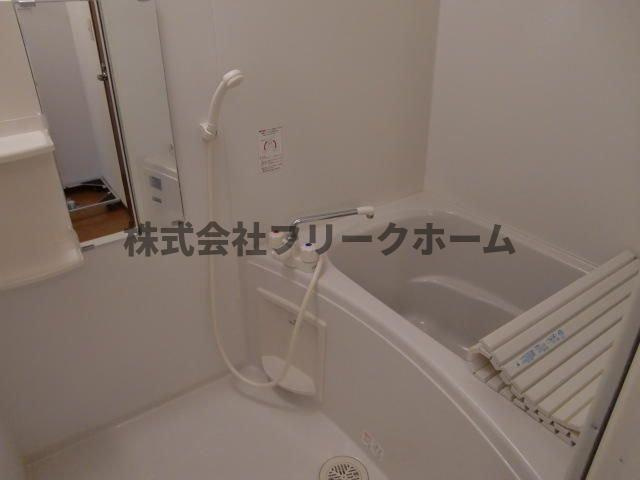三鷹市上連雀８丁目のアパートの浴室