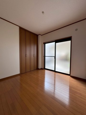守口市佐太中町7丁目の洋室|1階にある約5.2帖の洋室は来客用スペースとしても活用いただけます。