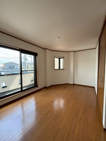 守口市佐太中町7丁目の洋室|約8帖の洋室はベッドや机、椅子を置いてもゆとりのあるスペースです。