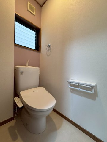 守口市佐太中町7丁目のトイレ|トイレは温水洗浄便座付きです。