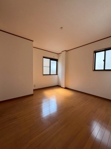 守口市佐太中町7丁目の洋室|約7.5帖の洋室は収納スペース付きですっきり収納可能です。