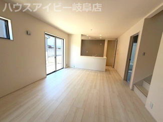 【居間・リビング】 | 羽島市竹鼻町新築建売全2棟！ゆったり5LDK！お車並列3台可能！竹鼻駅まで徒歩7分！ | 羽島市竹鼻町新築建売全2棟！ゆったり5LDK！お車並列3台可能！竹鼻駅まで徒歩7分！