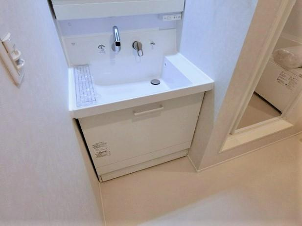 Ｙ・ノヴェル　Ｂ棟の洗面所|明るい洗面所です