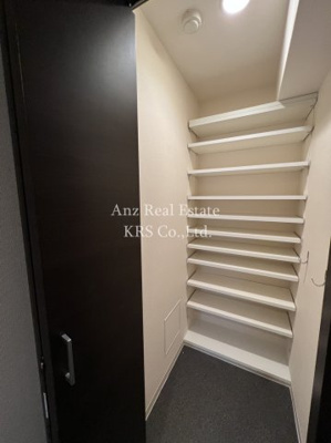 【設備】 | インテリジェンス御堂 | 玄関には収納力のあるシューズインクローク！