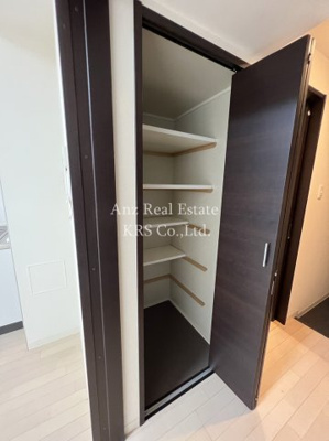 【設備】 | インテリジェンス御堂 | 廊下部分にある大容量の収納スペース