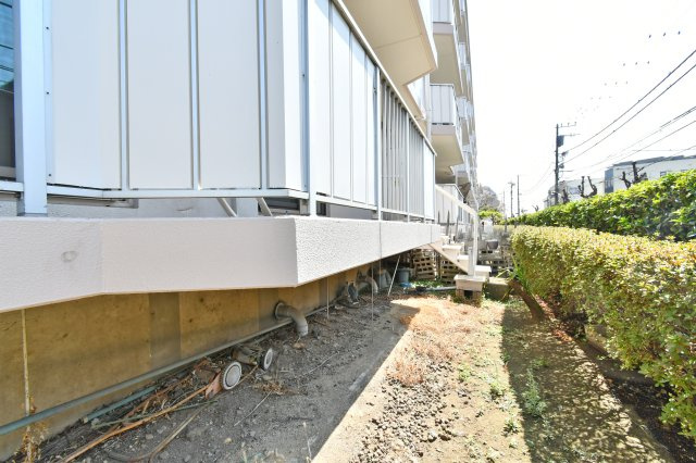 ソフィア上尾C棟の庭|21.57㎡もの広大な専用庭は1階住戸だけの特権。ペットの遊び場や家庭菜園なども楽しめます 。駅徒歩4分の利便性と、戸建て感覚の庭時間を同時に手に入れる贅沢を。