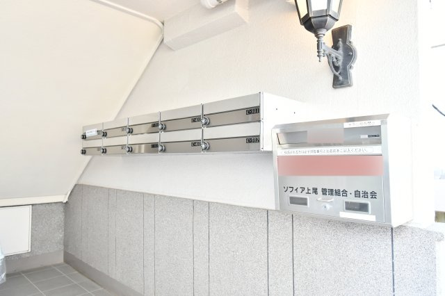 ソフィア上尾C棟の設備|戸数40戸のコミュニティを支える、整然としたメールコーナー。清掃が行き届いた共用部は管理体制の良さの証です。毎日の郵便チェックもスムーズに行える、広々としたゆとりの空間設計です。