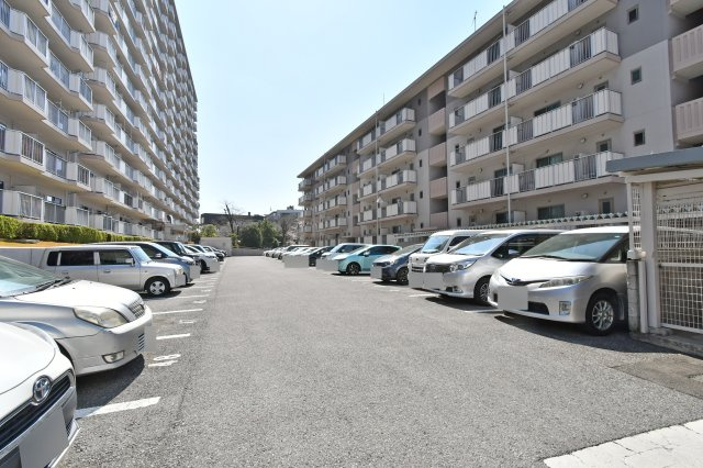 ソフィア上尾C棟の駐車場|敷地内に確保された広大な駐車場スペース。平置きタイプで出し入れもスムーズです。駅近物件でありながら、車でのカーライフも存分に楽しめる環境が整っています。※空き状況はお気軽にお問合せください。