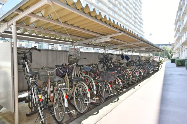 ソフィア上尾C棟の駐輪場|屋根付きで大切な自転車を雨から守る、整理された駐輪スペース。駅近立地を活かした軽快なフットワークを支えます。防犯面にも配慮された配置となっており、日々のお買い物やお出かけにも大変便利です。