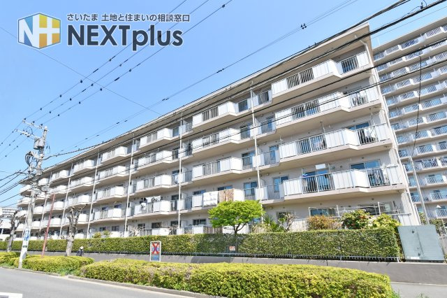 ソフィア上尾C棟の外観|JR高崎線「上尾」駅より徒歩4分。総戸数499戸のビッグコミュニティならではの存在感が魅力です。駅至近でありながら落ち着いた住環境で、イトーヨーカドー等の利便施設も徒歩2分圏内に揃います。