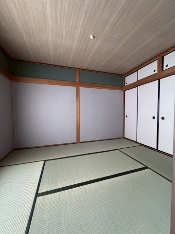 寝屋川市出雲町の和室|和室は約6帖あり、押入付きで大容量収納可能です。