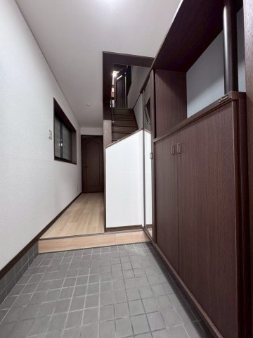 寝屋川市出雲町の玄関|玄関には全身鏡付きのシューズボックス付きです。