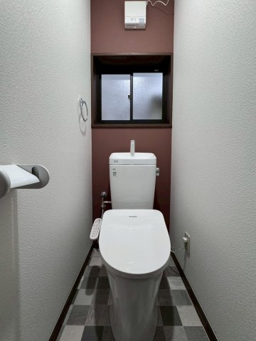 寝屋川市出雲町のトイレ|トイレは２階にございます。温水洗浄便座付きです。