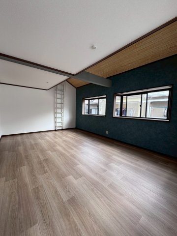 寝屋川市出雲町の洋室|約10.5帖の洋室はロフト付きで、服の多いお洒落さんにも安心です。