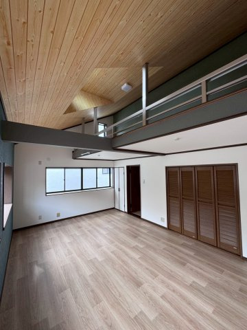 寝屋川市出雲町の居間・リビング|クローゼットも付いておりたっぷり収納可能です。