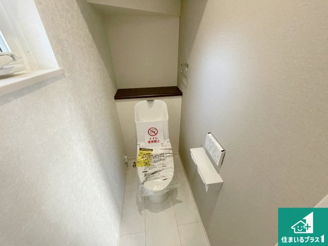 豊中市上野東　第2期　新築一戸建てのトイレ|1・2階の2ヶ所にあるので、朝の忙しい時間の順番待ちもなく、深夜の利用にも大変便利です。