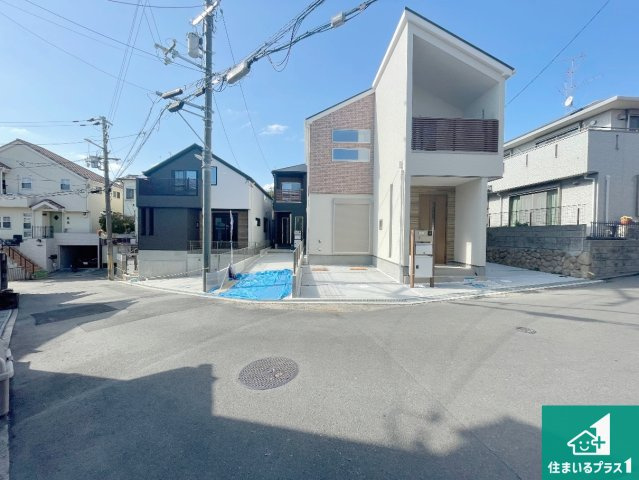 豊中市上野東　第2期　新築一戸建ての前面道路含む現地写真|周辺は閑静な住宅街！前面道路広々で車の出し入れも便利です。駐車が苦手な方でも安心して車庫入れできます！