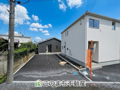 【駐車場】 | CRADLEGARDEN筑西市二木成第2　 | 2台並列駐車が可能です。
洗車も出来る余裕のあるスペースには、もちろん自転車の駐輪も可能！
