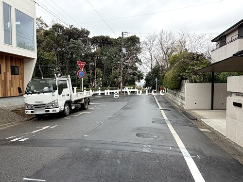【仲介手数料０円】藤沢市片瀬山1丁目　新築一戸建て　2号棟　全2棟の前面道路含む現地写真|藤沢市片瀬山1丁目　新築一戸建て　全2棟