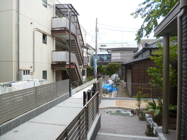 メゾン・ＳＡＫＵＲＡの展望|窓の前は物件専用の私道です。
