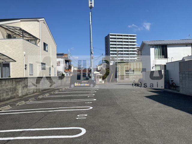 メゾンカムスの駐車場