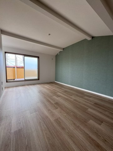 門真市五月田町の洋室|4階に約9.2帖の洋室があり、広々住空間です。