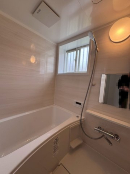 門真市五月田町の浴室|足を伸ばしてゆったりくつろげるスペースあります。