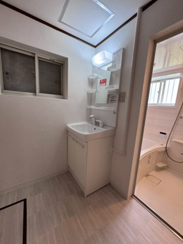 門真市五月田町の独立洗面台|白を基調とした下部収納付きの洗面台あります。