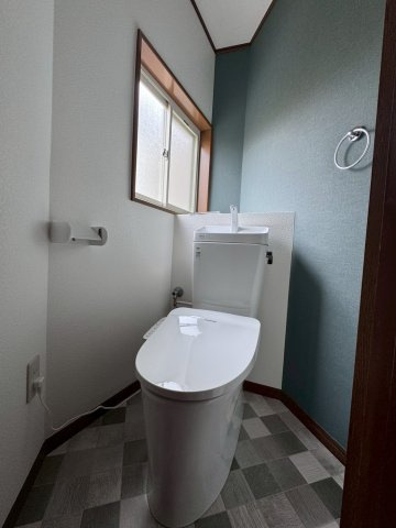 門真市五月田町のその他|トイレは２階にあります。温水洗浄便座付きです。