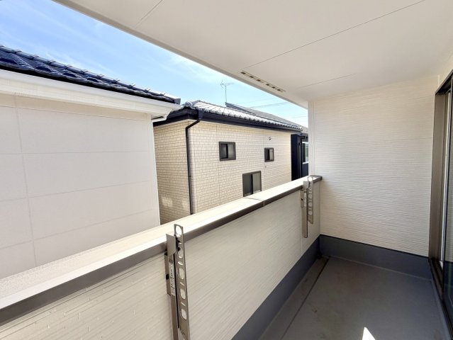 【新築戸建】前橋市六供町1丁目01期のバルコニー|■バルコニー｜プライバシーが守られたインナーバルコニーは、くつろぎの空間としても、アウトドアの空間としても活躍をしてくれます。