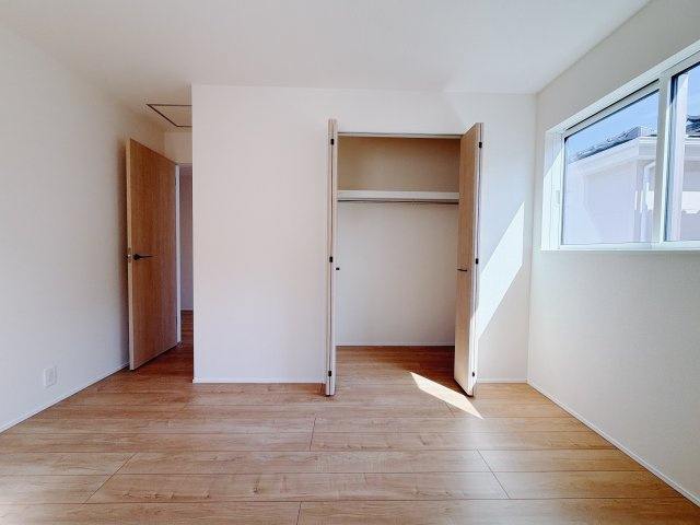 【新築戸建】前橋市六供町1丁目01期の洋室|■2階洋室｜ナチュラルカラーの床です。模様替えなどとても楽しく工夫できます♪陽当たり、風通しもとても良いので毎日快適な生活スタートです！子供部屋にも良いですね♪