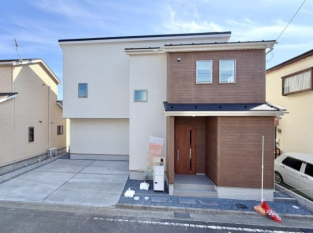 【新築戸建】前橋市六供町1丁目01期の外観|■外観｜陽だまりのリビング、家事らくキッチンのお家、ついに完成！永く住むほどに愛着を深める、味わい豊かなデザインです。完成したばかりの新築を、一度ご覧になってみませんか？