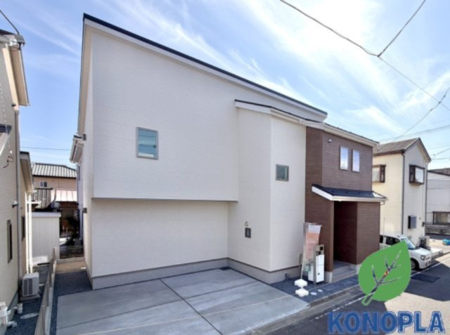 【新築戸建】前橋市六供町1丁目01期の外観|■外観｜窓の配置や、爽やかな白ベースの外観が清潔感をもたらします。まっさらなキャンバスのような家にこだわりを彩って…始めよう、あなただけの豊かな暮らし( ＾＾ )