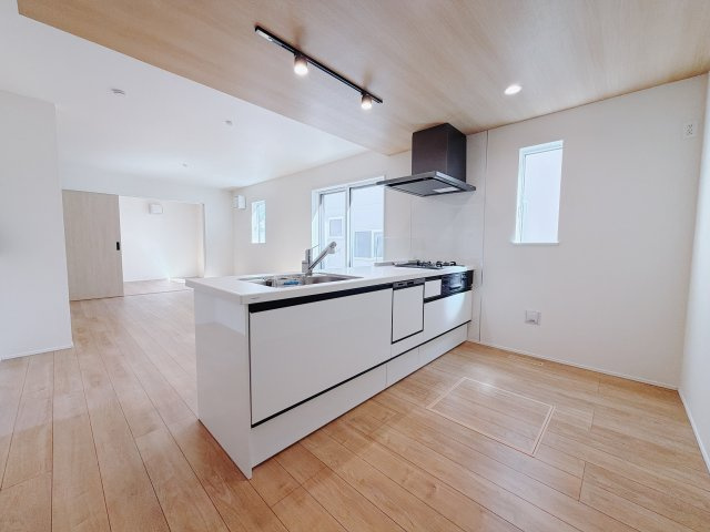 【新築戸建】前橋市六供町1丁目01期の居間・リビング|■リビング｜キッチンからの眺望です。リビングダイニングで寛ぐご家族の様子も、お子様の様子も見ることができる「絆を深めるプランニング」です( ＾＾ )