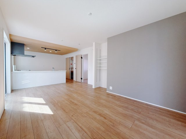 【新築戸建】前橋市六供町1丁目01期の居間・リビング|■リビング｜陽当たり良好のリビングダイニング♪賃貸では叶わなかった、お友達とのホームパーティや大音量で映画やテレビを楽しむことができます(*^^*)