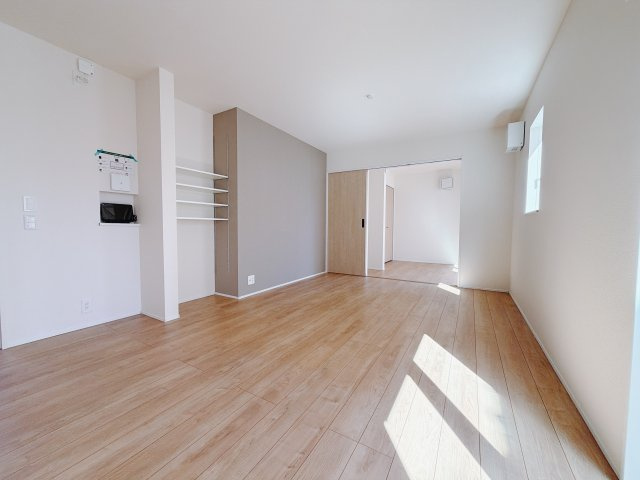 【新築戸建】前橋市六供町1丁目01期の居間・リビング|■リビング｜落ち着きのある表情を見せるリビングダイニング。太陽の光がたっぷり差し込むリビングは、自然とご家族が集まる居心地の良い空間です。