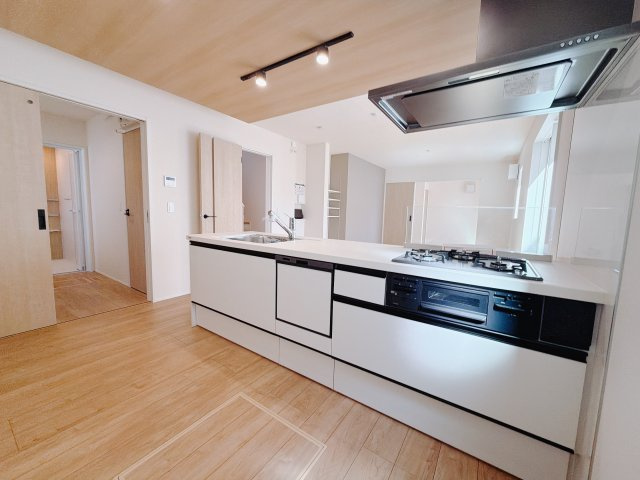 【新築戸建】前橋市六供町1丁目01期のキッチン|■キッチン｜ワークトップの幅が広く、お子様といっしょにお料理をつくったり、ちょっとしたパーティーも楽しめます。フラットなのでお掃除がしやすいのもポイントです♪