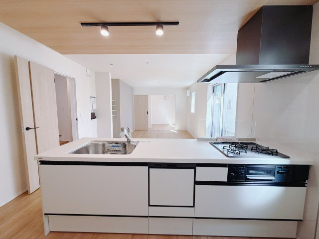 【新築戸建】前橋市六供町1丁目01期のキッチン|■キッチン｜作業がはかどる広々カウンタースペース。会話がはずむ「オープンキッチン」なので家族とのコミュニケーションも活発になります。