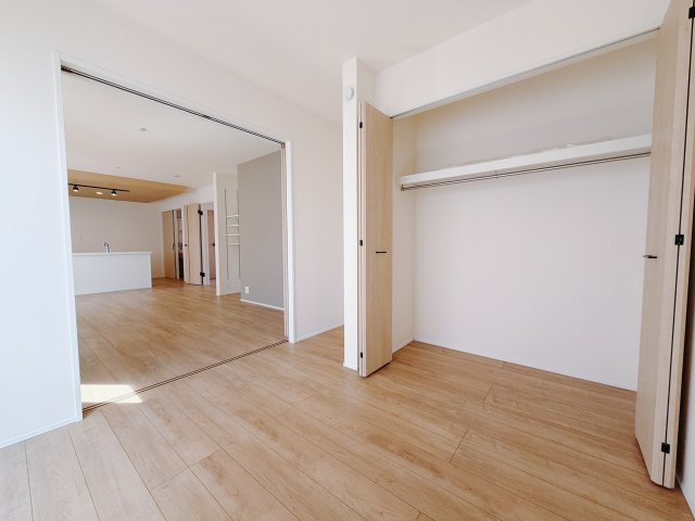 【新築戸建】前橋市六供町1丁目01期の洋室|■1階洋室｜リビング横の洋室になります。大きな収納もついていますので、お片付けも安心です♪