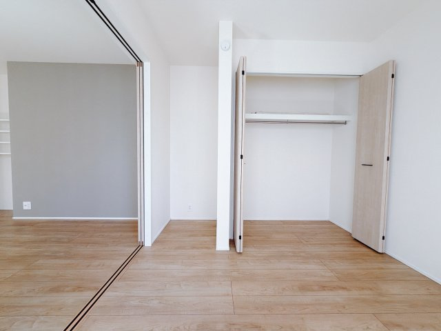 【新築戸建】前橋市六供町1丁目01期の洋室|■1階洋室｜リビングと続き間になっていますので、リビングからもお部屋の様子を見ることができるので安心です♪