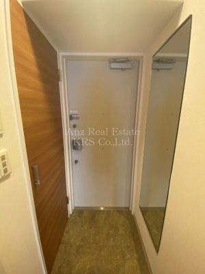 【玄関】 | アーバネックス心斎橋 | 玄関には便利な姿見鏡があります！