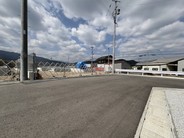 【前面道路含む現地写真】 | 現地案内中＼緑に包まれたのんびり暮らしが叶う／タマタウン那珂川山田5号地 | 60坪超えの敷地！前面道路の幅にも余裕があります♪