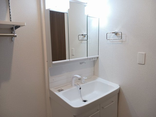クレメント高岡Ｂの洗面所|明るい洗面所です