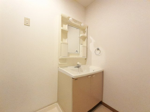 プラージュⅠの洗面所|明るい洗面所です